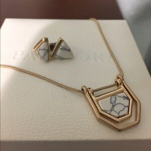 Gold and variegated white stone set